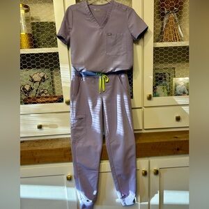 Figs Lavender Dew Scrub Set with Bright Green Tie